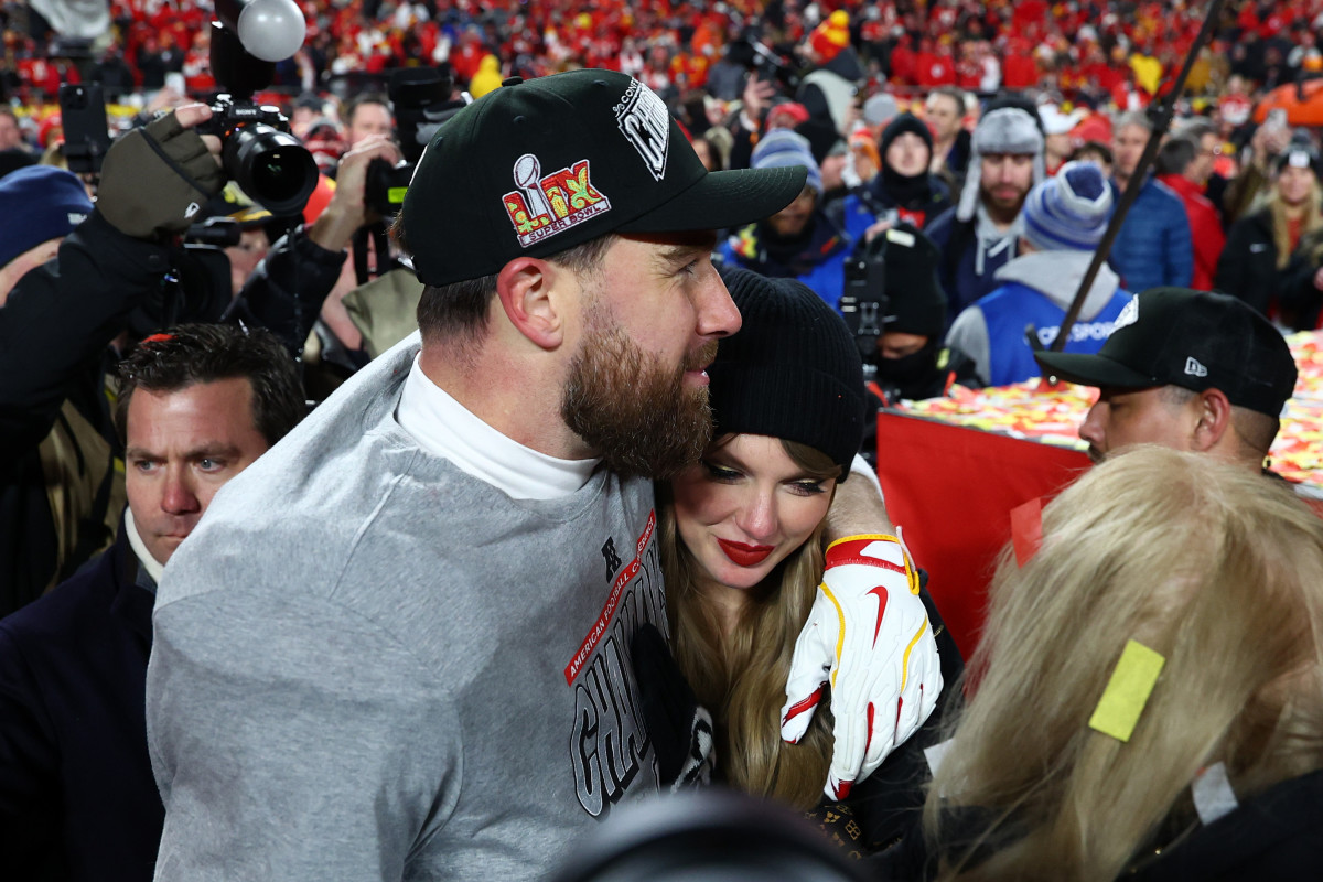 Taylor swift travis kelce: The Buzz Surrounding the Celebrity Duo